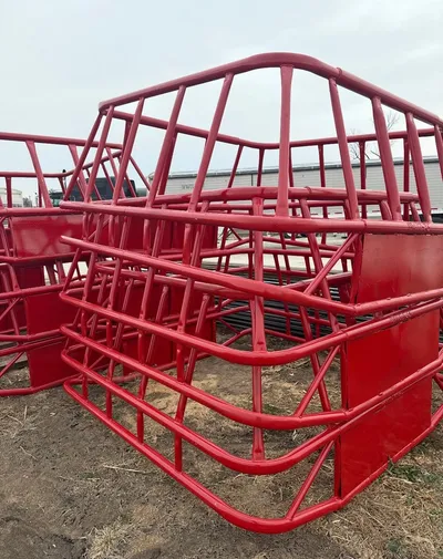 Red single bale feeder without insert