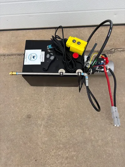 Fly Flinger cattle fogger with 12-volt pump, tank and remote switch