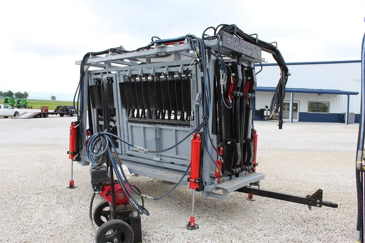 New Synergy Ag Legacy GP Commercial Cattle Chute with Gas Power Unit, photo 1 of 6