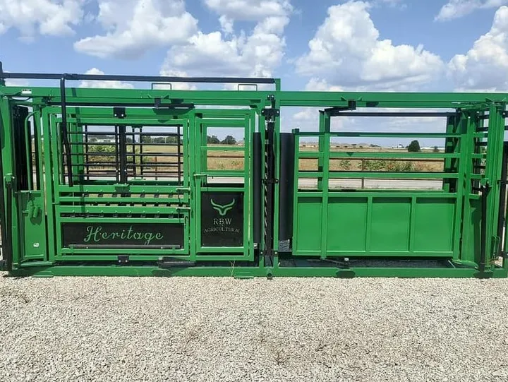 New Synergy Ag Heritage XL Manual Chute with Adjustable Alley (HMXL), photo 2 of 5