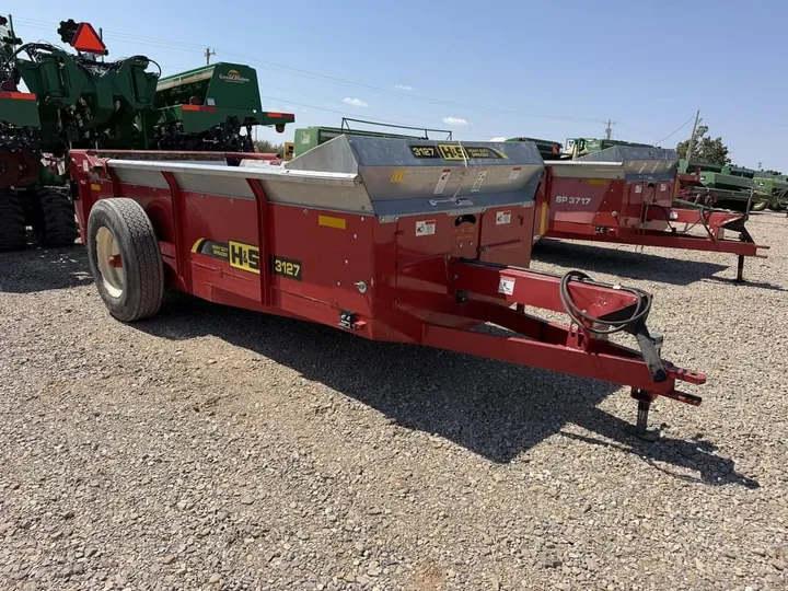 Used 2015 H & S 3127, photo 2 of 6