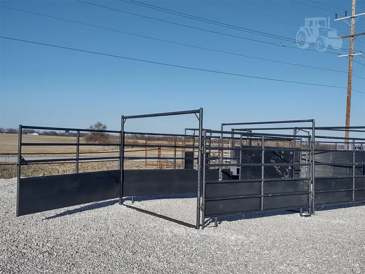 New Sweep Tub Holding Pen, photo 2 of 2