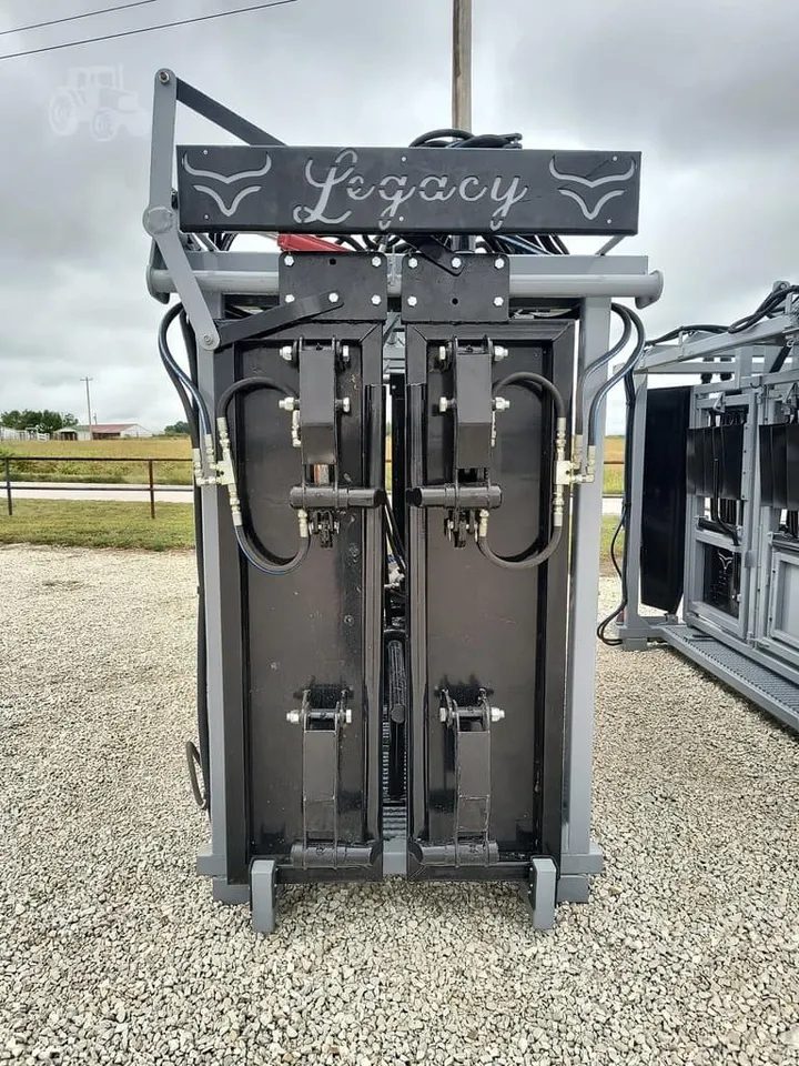 New Synergy Ag Legacy GP Commercial Cattle Chute with Gas Power Unit, photo 3 of 6
