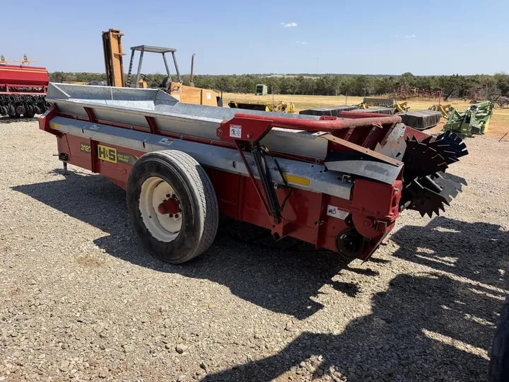 Used 2015 H & S 3127, photo 3 of 6