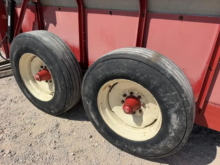 Used 2015 H & S 430, photo 4 of 6