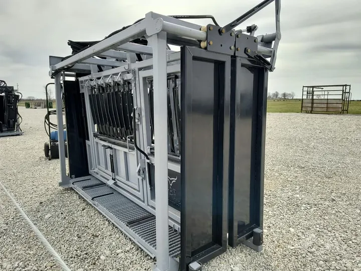 New Synergy Ag Legacy E Commercial Cattle Chute, photo 4 of 6