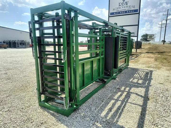 New Synergy Ag Heritage XL Manual Chute with Adjustable Alley (HM), photo 4 of 6