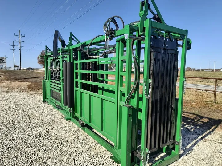 New Synergy Ag Heritage Hydraulic XL Chute & Alley (HHXL), photo 4 of 6