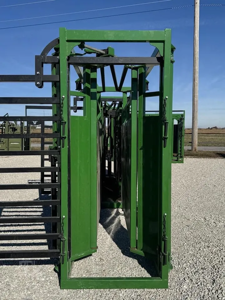 New Synergy Ag Heritage XL Manual Chute with Adjustable Alley (HM), photo 5 of 6